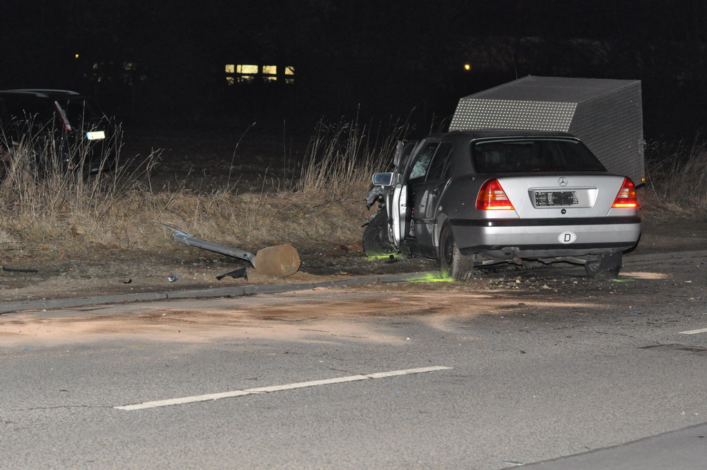 VU mit Fahrerflucht Koeln Loevenich P06.JPG